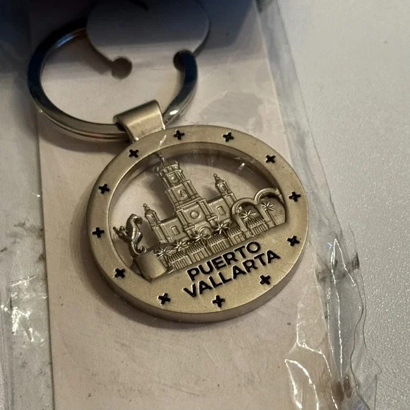 Puerto Vallerto Silver Tone Metal Keychain Key Ring‎