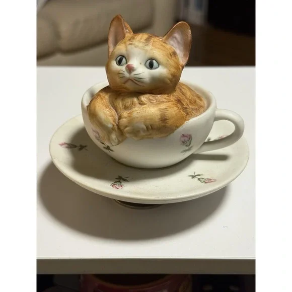 Mann MCMLXXXII Musical Cat in‎ Teacup Figurine
