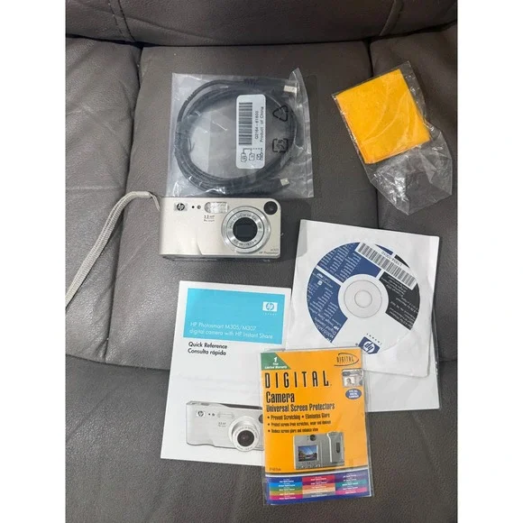 HP Photosmart M305 3.2 MP Digital Camera Silver‎ 3x Optical Zoom