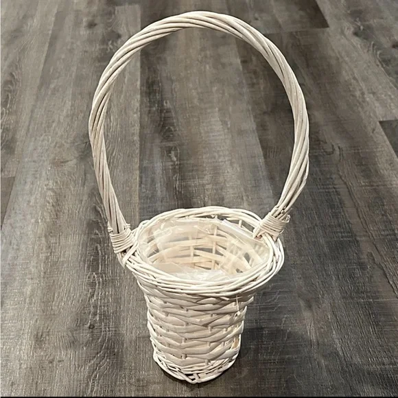 💞 White Woven Wicker Easter Basket with Handle