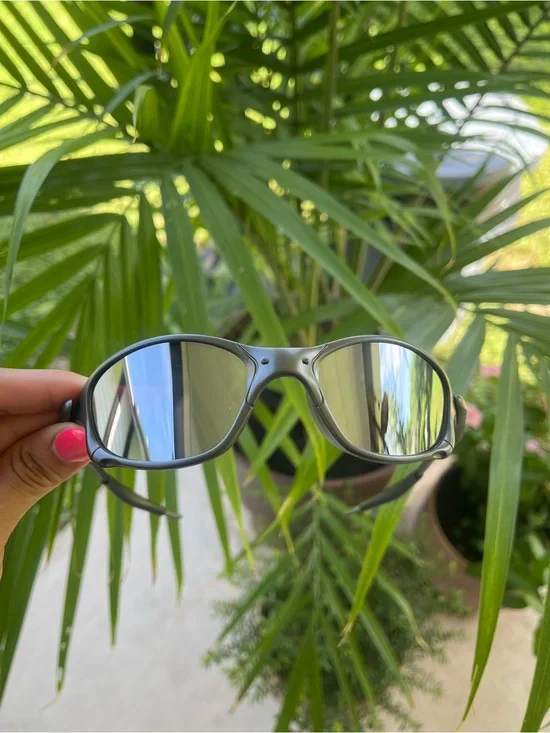 Sporty Black Sunglasses with Mirrored Lenses Gafas