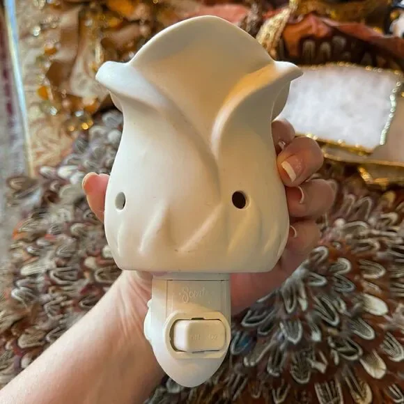 A PAIR of Scentsy Tulip plug in Warmers in Cream