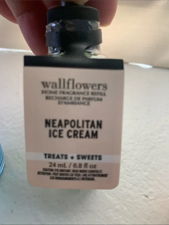 🆕-Bath & Body Works Wallflowers Refill Trio -