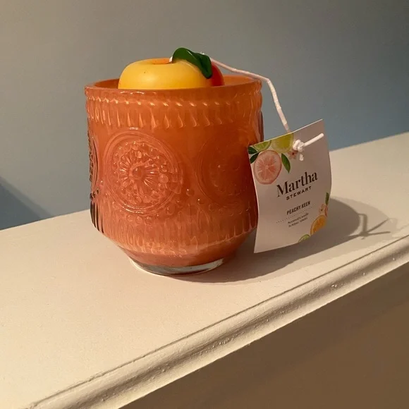Martha Stewart Peachy Keen Candle NWT this smells amazing