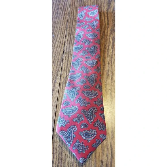 Surry Sophisticates Red Gold Paisley Tie 100% Silk Necktie