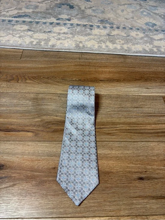 Paul Dione necktie grey and light blue geometric medallion pattern 100% Silk