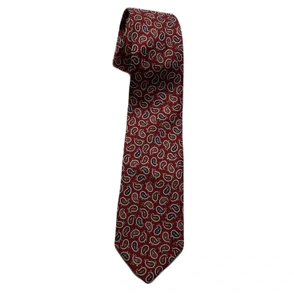 Reserved Red Silk Tie with Sophisticated‎ Pattern