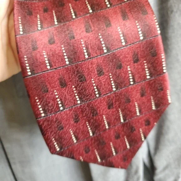 Pierre Cardin OS Necktie Mens Burgundy Geometric Silk Vintage Classic Accessory‎