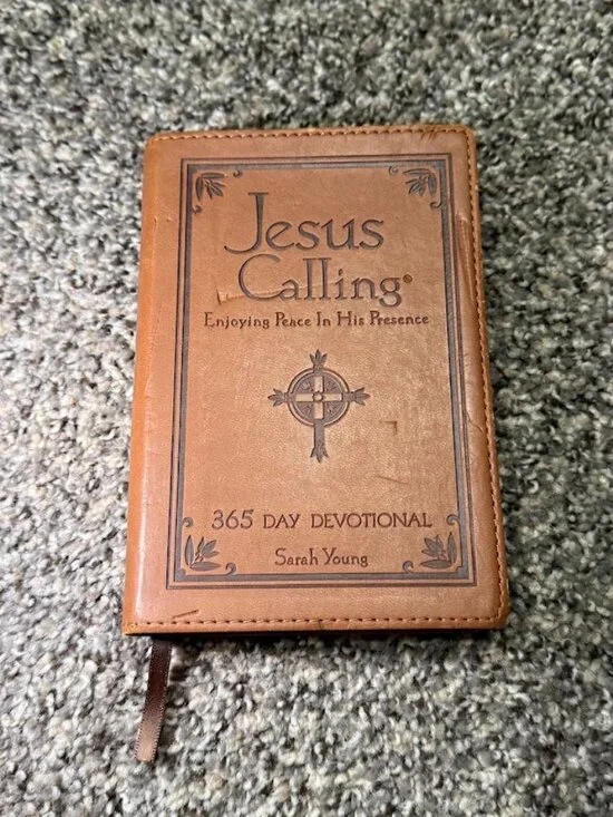 Jesus Calling : Enjoying Peace in His Presence by Sarah Young