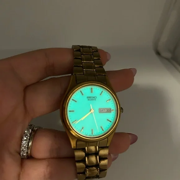 Vintage Seiko Quartz Light In Dark Men’s Gold Tone Date Day Watch #577