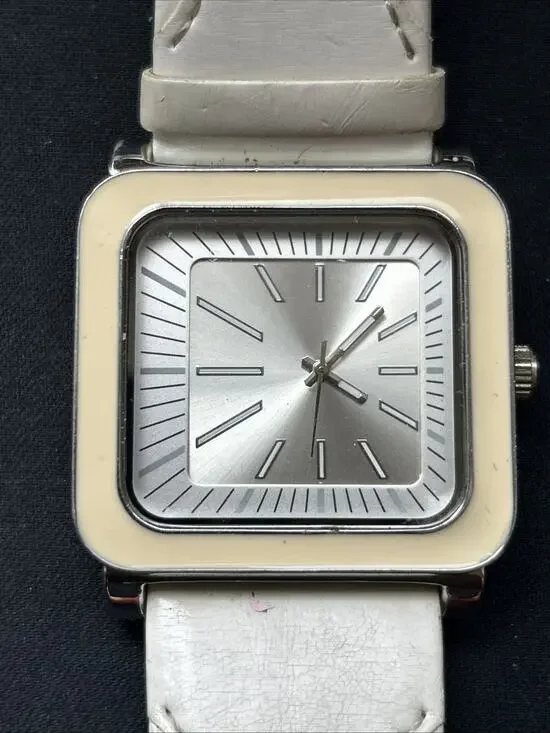 Silver Case And Dial Beige Bezel Quartz Watch