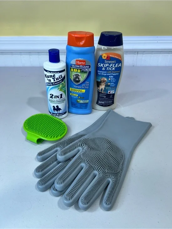 Flea and tick dog shampoo plus grooming scrubbers