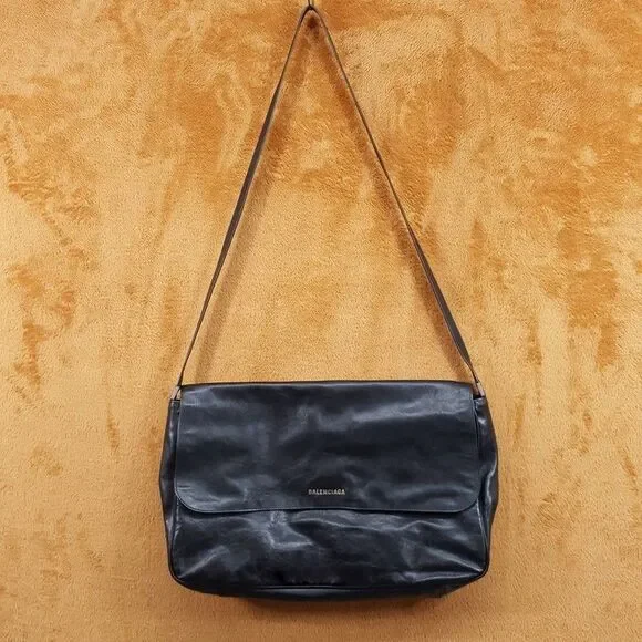 BALENCIAGA Large Black Leather Agneau Grungy Messenger Bag Crossbody $2290