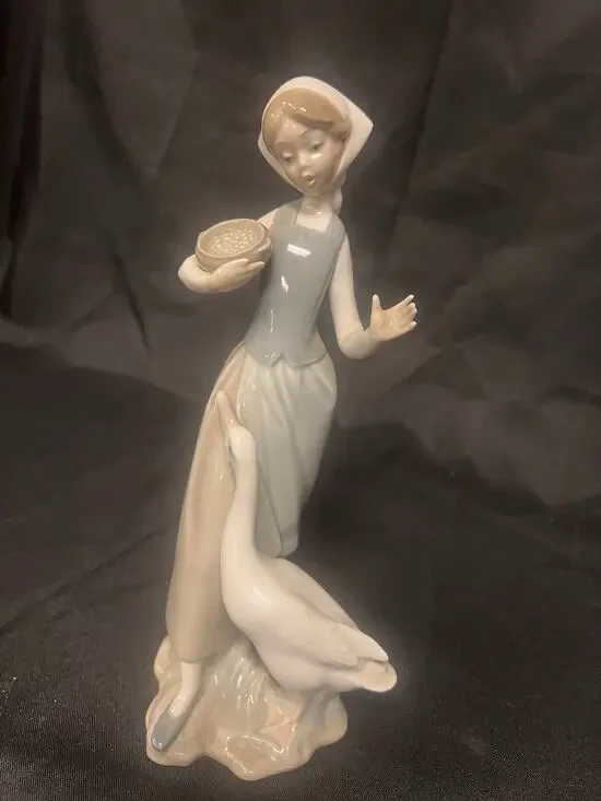 Lladro #1052 Girl Feeding Goose Duck Porcelain Figurine