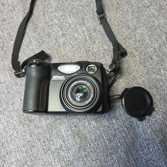 Nikon COOLPIX 5400 5.1MP Digital Camera - Black Battery Parts Untested