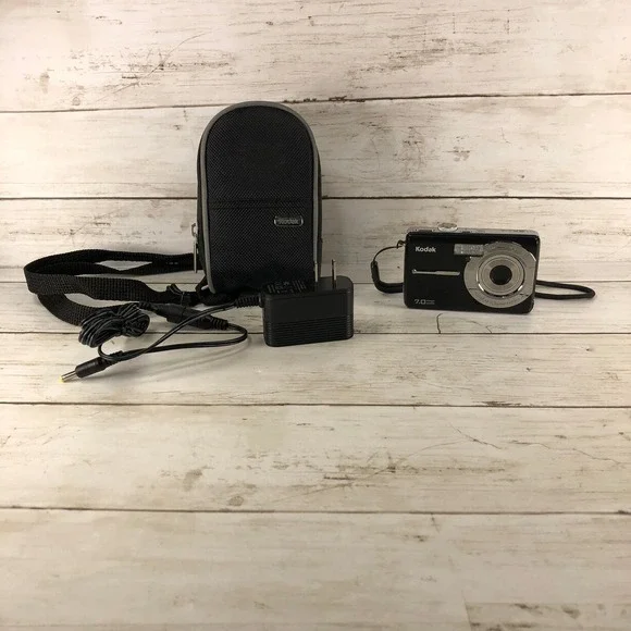 Kodak EasyShare M753 Black Digital Camera 7.0MP 3X Optical Zoom with Case Bundle