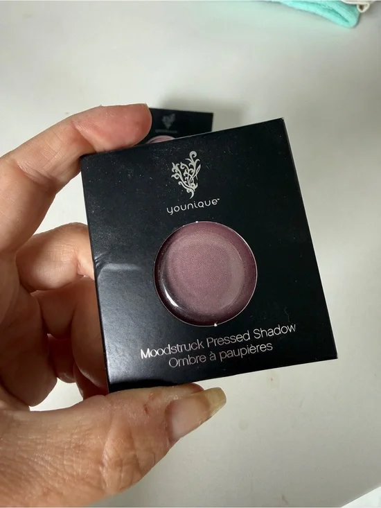 Younique Moodstruck Pressed Shadow - AGILE - dark Mauve, light Plum - no shimmer