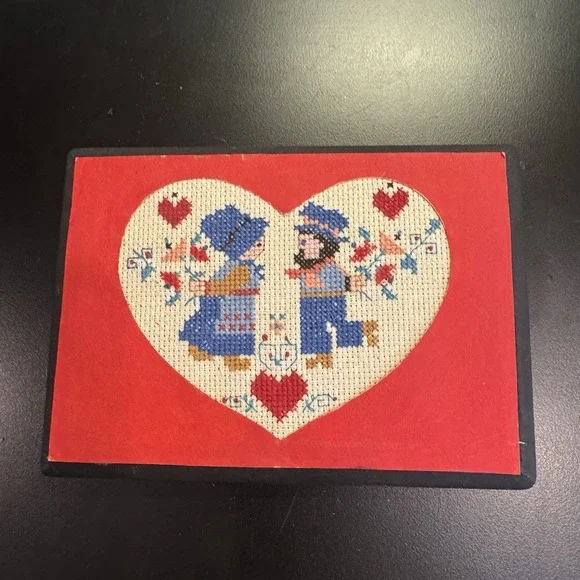VTG Cross Stitch Heart Shaped Kissing Lovers Needlepoint‎ Cottagecore