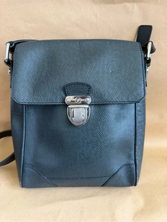 Louis Vuitton Taiga Messenger Bag