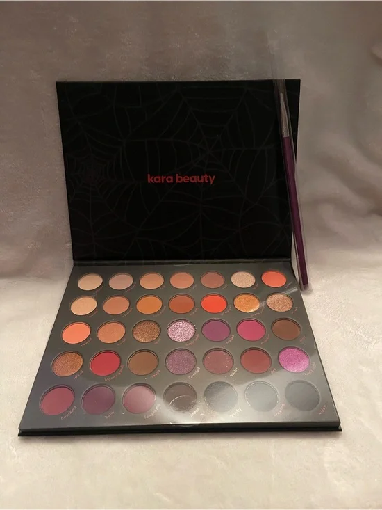 Kara Beauty Eyeshadow Palette — Black