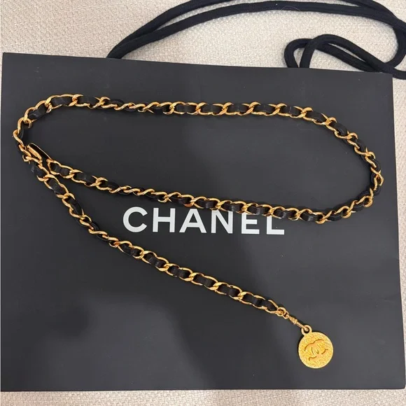 Authentic 1982 CHANEL vintage black leather single chain link belt 90cm