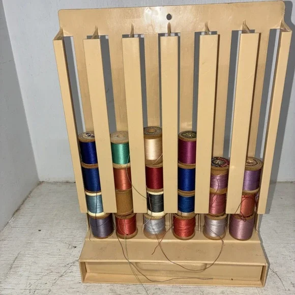 Vintage Plastic Thread Holder With 21 Vtg Small Spools Of Thread (coats, Clark)