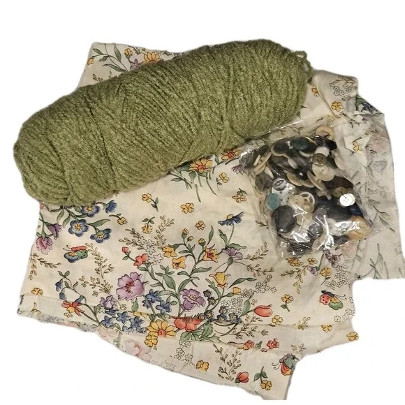 Vintage Craft Supply Lot‎ Fabric Swatch Yarn Skein Mixed Buttons DIY