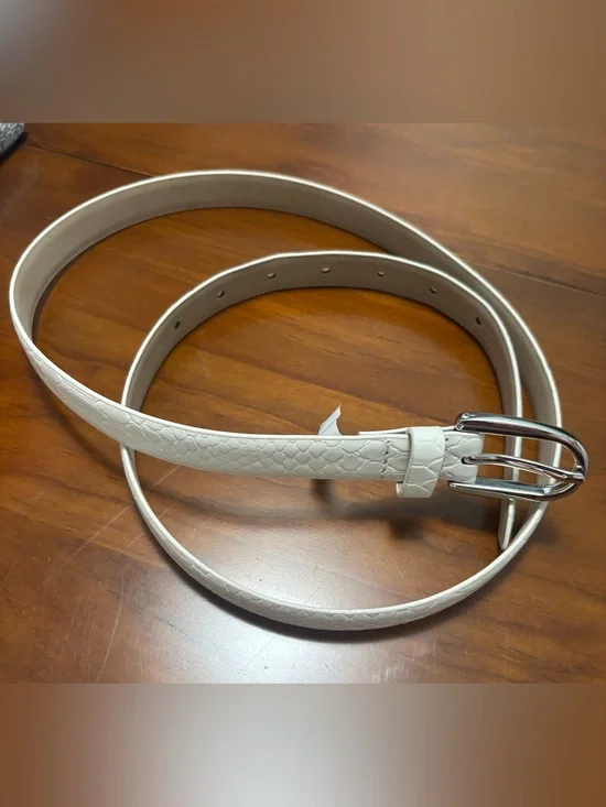 White/Cream Textured Faux-Leather Belt with Silver Buckle. Sz L
