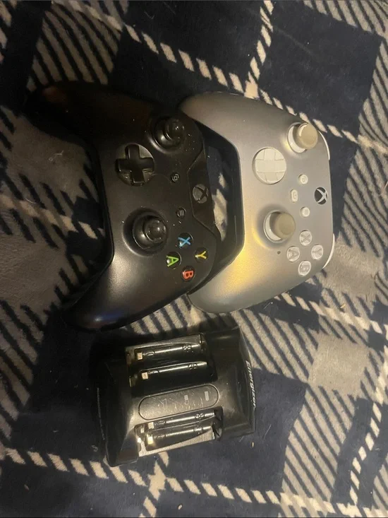 Wireless Controllers Bundle - Black & Silver with Charger