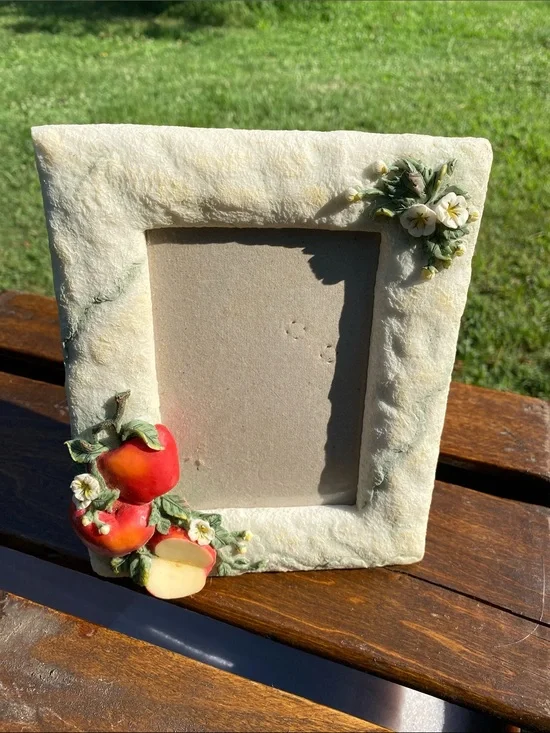 Vintage A. Richesco Corporation Hand-Painted Apple Floral 3D Resin 3.5 X 5 Frame