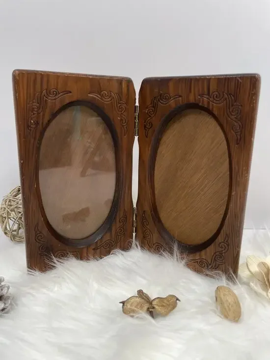 Vintage carved wood bi-fold picture frame with double oval 5x7 cut-outs