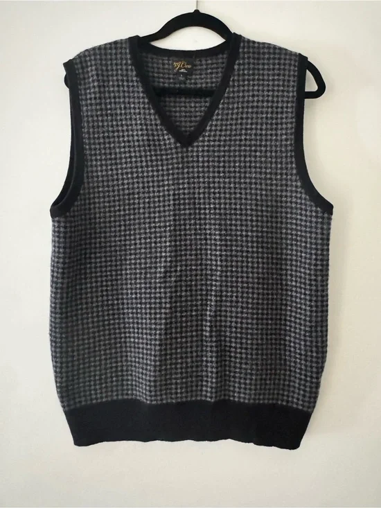 Pure cashmere Houndstooth V-Neck Sweater Vest - Gray/Black. Unisex but men’s L
