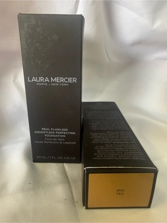 Laura Mercier Real Flawless Weightless Perfecting Foundation - 4N2 Tea