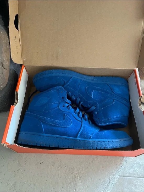 Velvet blue retro ones