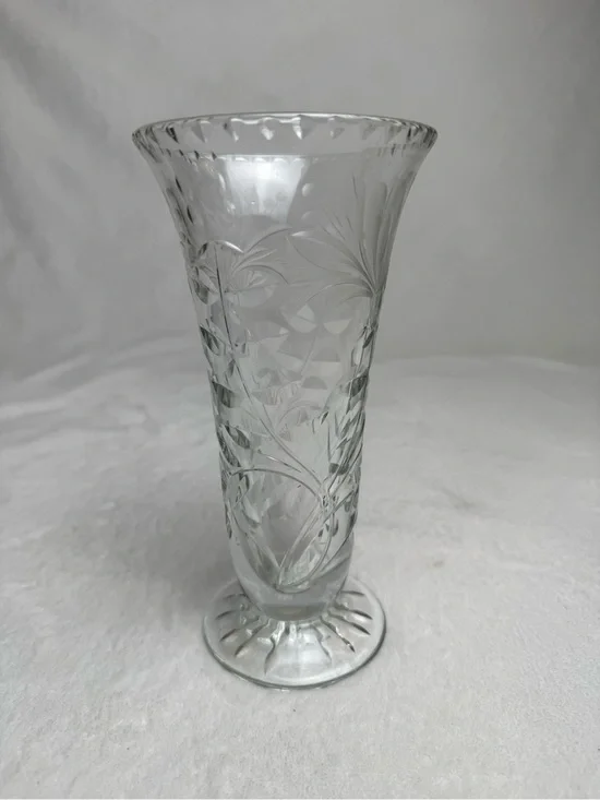 The Royal Brierley Crystal Cut Glass Honeysuckle Trumpet 8