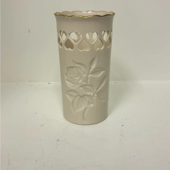 Lenox Vase Hearts and Roses Gold Trim‎