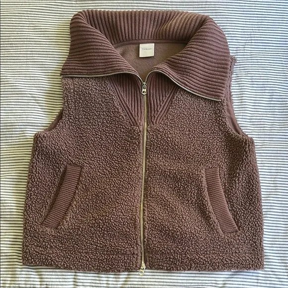 Sleeveless Sherpa Zip Vest - light maroon.