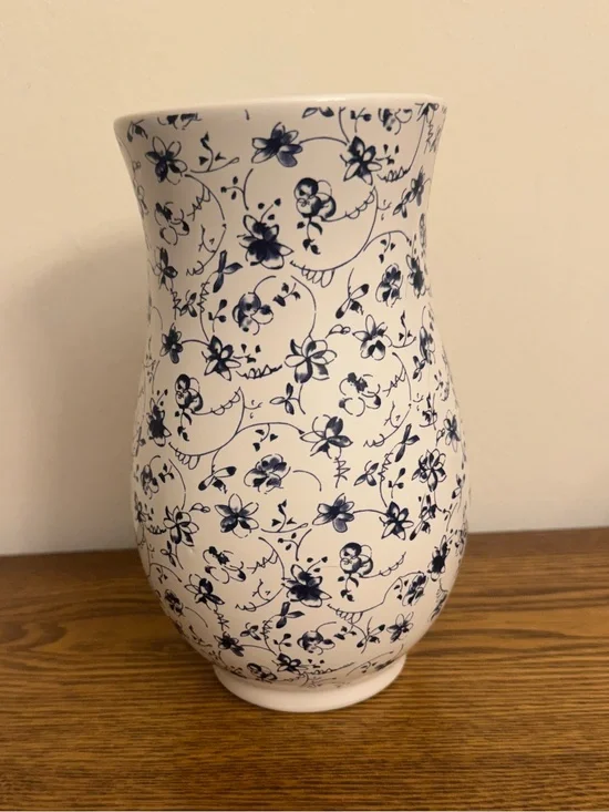 Vintage Style Navy Blue & White Floral Ceramic Vase - 7.5” EUC