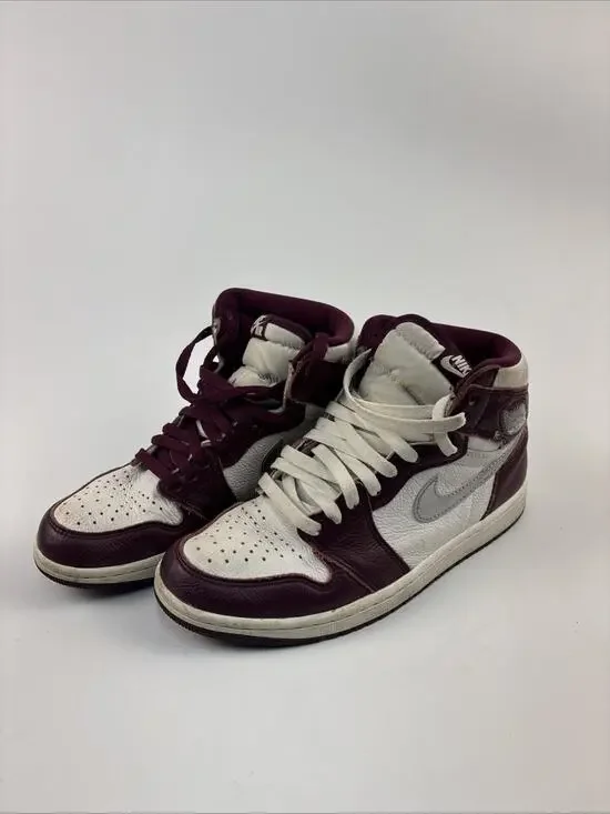 MEN’S SIZE 8 - AIR JORDAN 1 RETRO HIGH OG BORDEAUX/METALLIC SILVER-WHITE