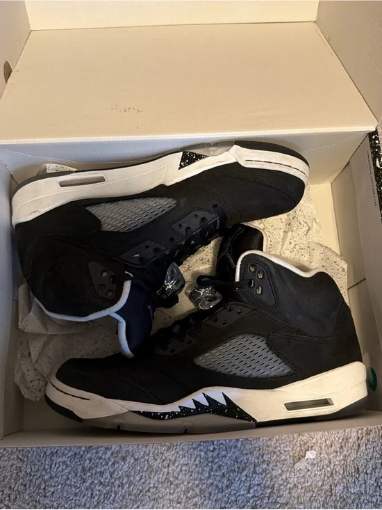 Jordan Men's Black and White Retro Sneakers