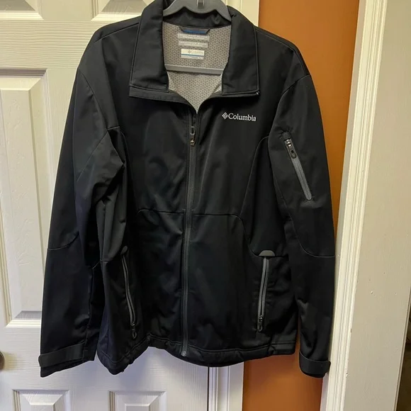 Columbia Men's Black Softshell Jacket