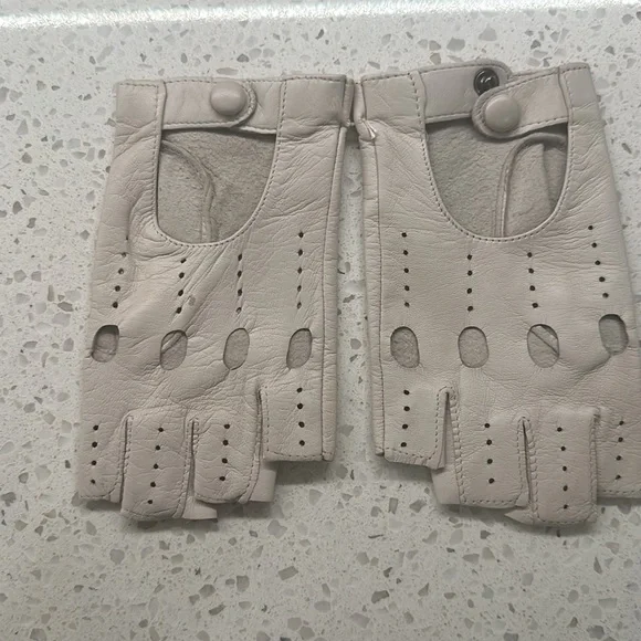 Sermoneta gloves 1029 Half Finger Leather Driving Gloves Unlined off white