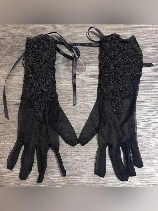 NWOT Dolls Kill / Unholy Lace Gloves