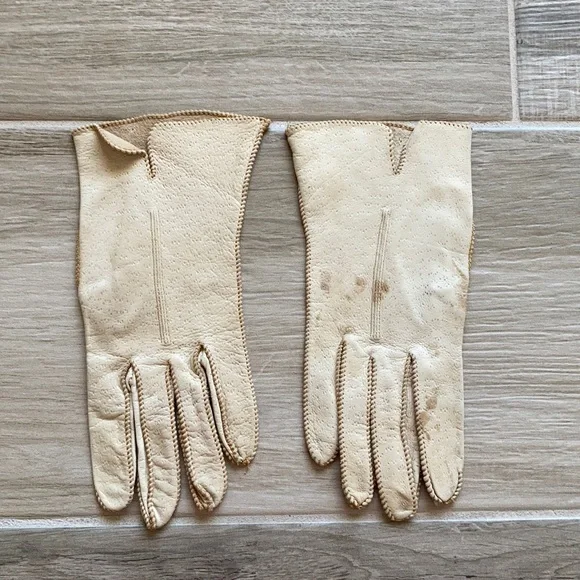 Vintage creamy tan leather gloves