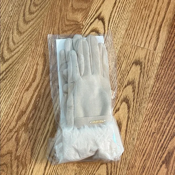 Cream Gloves with Faux Fur Detail