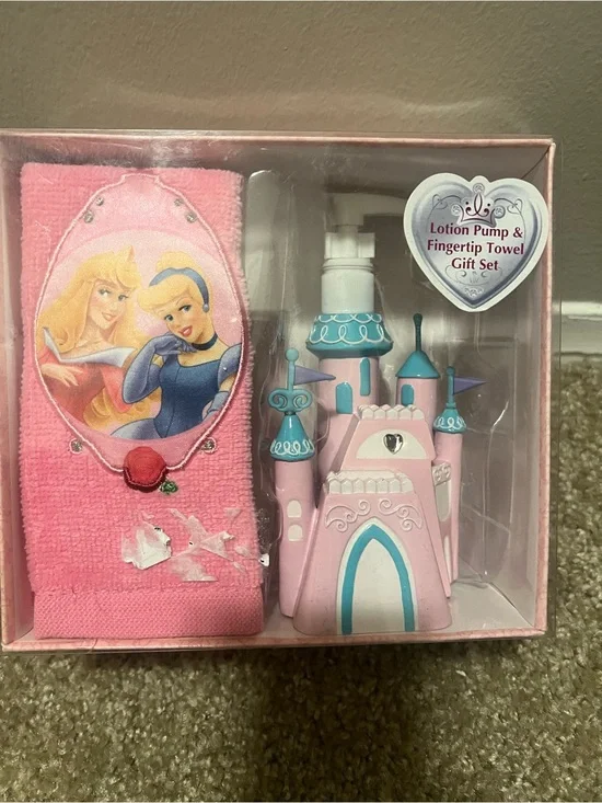 Disney Princess Lotion pump and finger tip towel gift set NIB