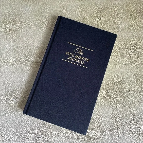 FIVE MINUTE DAILY GRATITUDE JOURNAL by INTELLIGENT CHANGE Black