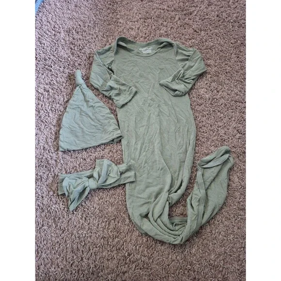 Baby knotted gown w/ hat & headband size 0-3 months