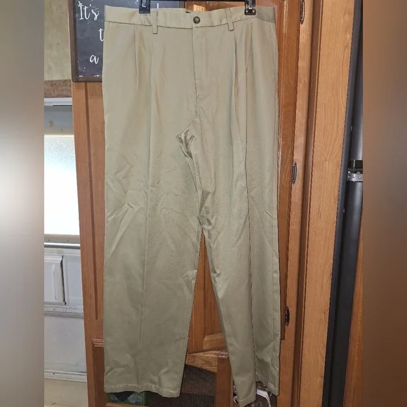Dockers Relaxed Fit Men's Tan Pants In A Size 34 × 32. EUC. Office, Business
