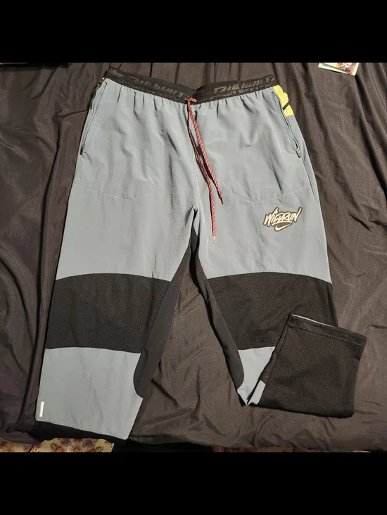 Nike Men's Gray and Black Training Joggers XL
